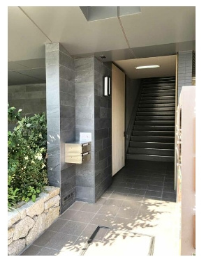 五条通の2階店舗・事務所のエントランス