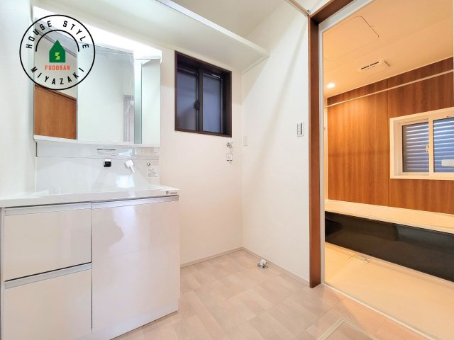 第3清武町今泉モデル（3号棟）の脱衣所|ゆとりの洗面スペースで朝の身支度もスムーズに。暮らしを快適に変えるシャワー付洗面台です！