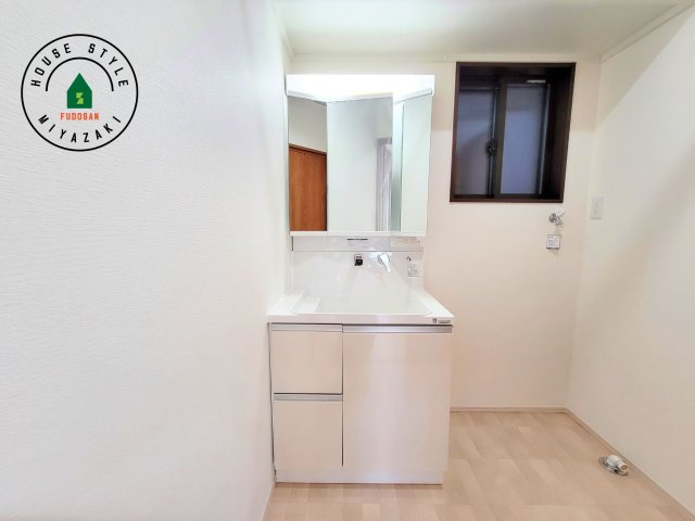 第3清武町今泉モデル（3号棟）の独立洗面台|毎日使うものだから清潔な空間を保ちたい水回り。洗面にはそんな願いを解消させてくれる収納アイデアが満載です。三面鏡の裏側にはキャビネットが現れ小物から背の高い物まで収納できます。