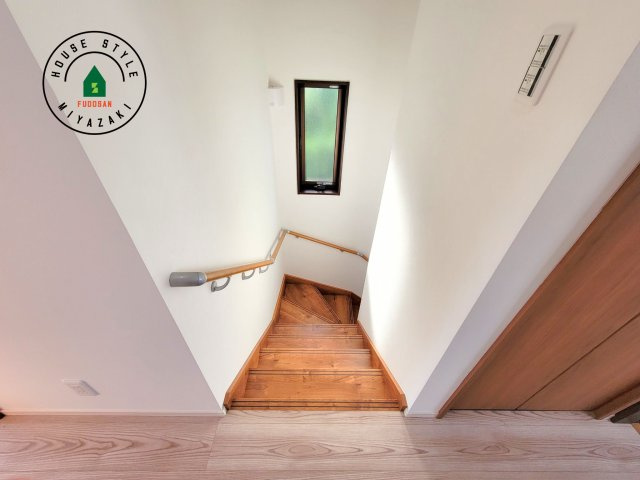 第3清武町今泉モデル（3号棟）の内装|＜手すり付階段＞手すりがないと階段の昇り降りで危険なことはもちろん、壁に手をつきながら歩くことで壁紙が汚れやすくなります。すべての方に快適に昇り降りしていただくため、手すりを設置しました。