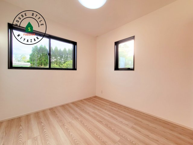 第3清武町今泉モデル（3号棟）の洋室|採光良好な洋室は全居室、複層ガラスの遮熱効果と断熱効果で、一年中快適に過ごせます。