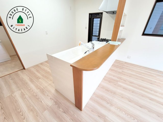 第3清武町今泉モデル（3号棟）のダイニング|キッチンから立ち込める香りが今日の料理を期待させます。