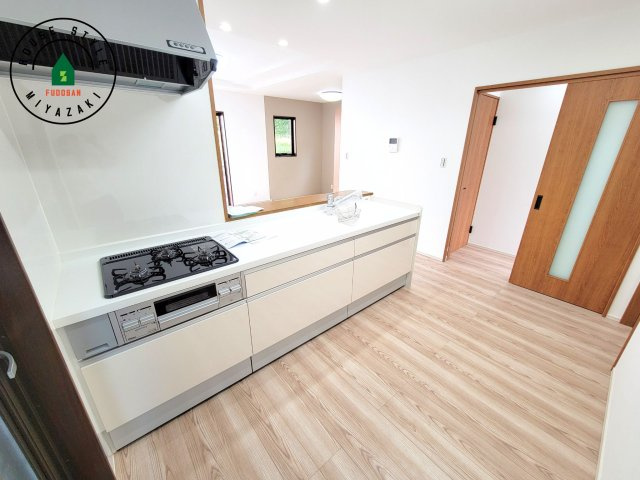 第3清武町今泉モデル（3号棟）のキッチン|ご家族を近くに感じられる対面キッチンのLDK。会話もはずみそうですね。