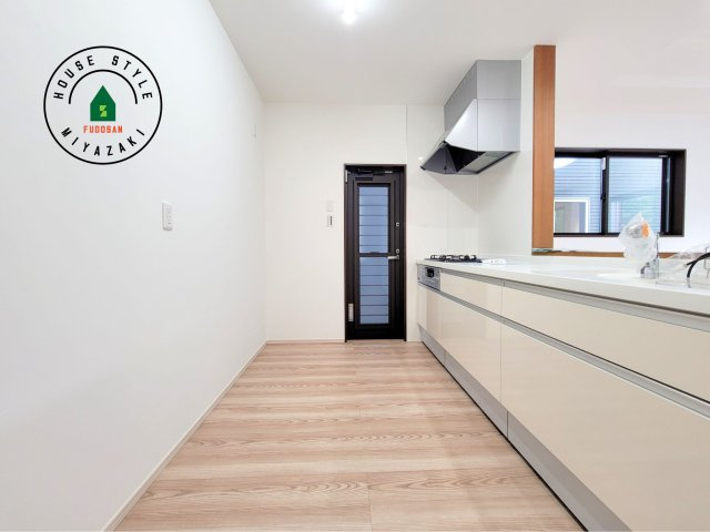 第3清武町今泉モデル（3号棟）のキッチン|ダイニングテーブルへの配膳がラクラク、お料理はかどるカウンター付きシステムキッチン！