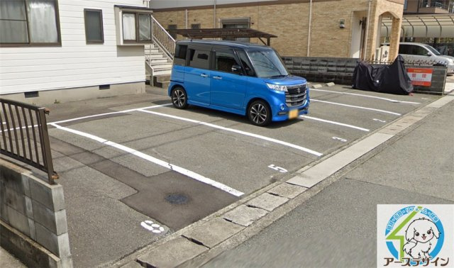 シャトリエⅠの駐車場