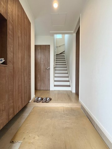 福住1条9丁目の玄関|大容量シューズボックス付きですっきりとした印象の玄関に！