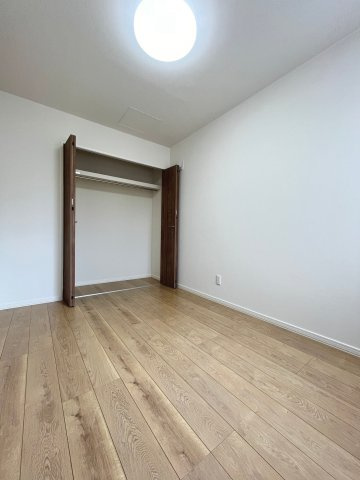 福住1条9丁目の洋室|洋室収納スペース！