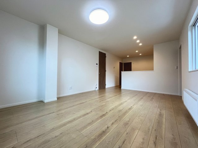 福住1条9丁目の居間・リビング|リビング別角度！キッチン・給湯・暖房はプロパンです！