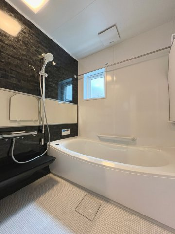 福住1条9丁目の浴室|追い焚き機能・オートバス完備！窓付きで換気もバッチリです◎