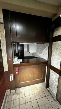 陽光ビルの玄関