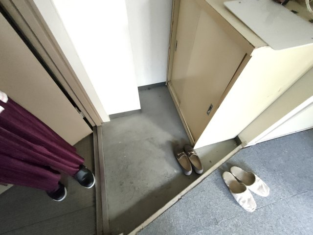 小林ビルの玄関