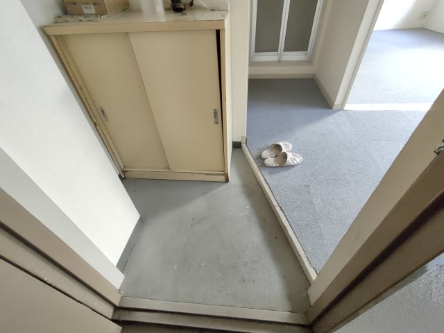 小林ビルの玄関