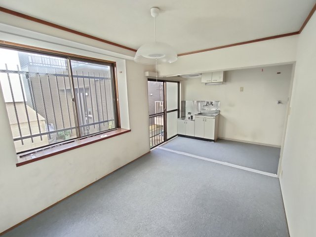 小林ビルの洋室