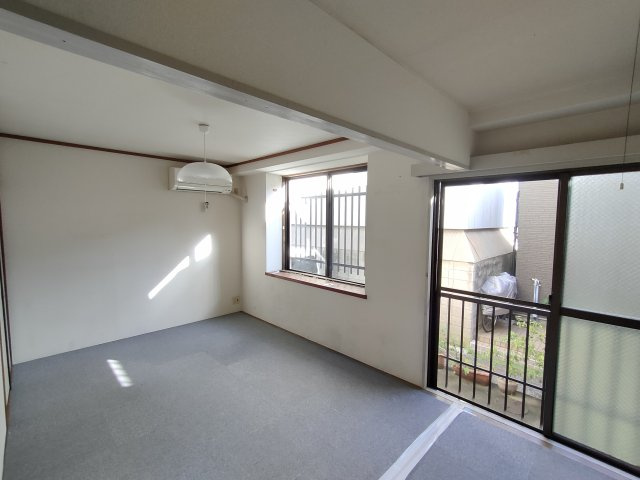 小林ビルの洋室