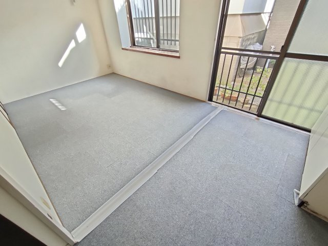 小林ビルの洋室