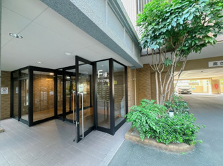 【外観】 | 存在感のあるマンションです。ちょっとしたお買い物ならコンビニで！ドア出て5分でアクセス可能です♪
