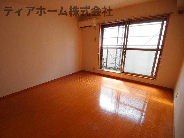 ジュネスコートの居間・リビング|こちらのリビングで趣味の時間をお楽しみください