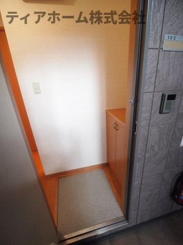 ジュネスコートの玄関|明るい玄関です