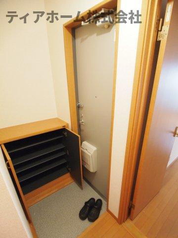 ジュネスコートの玄関|収納もある玄関です