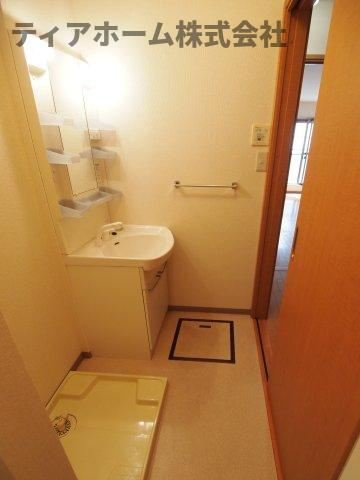 ジュネスコートの洗面所|脱衣スペースもあります