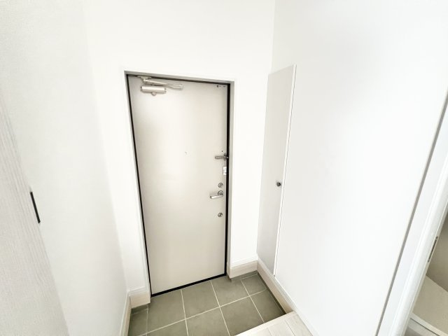 TKハイツ一番館の玄関