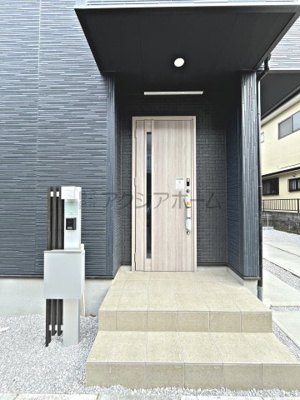 【エントランス】 | 入間市高倉1丁目・全4棟　新築一戸建　1号棟 | 玄関ドアは室内に光を届けてくれるガラススリットが入ったタイプを採用☆