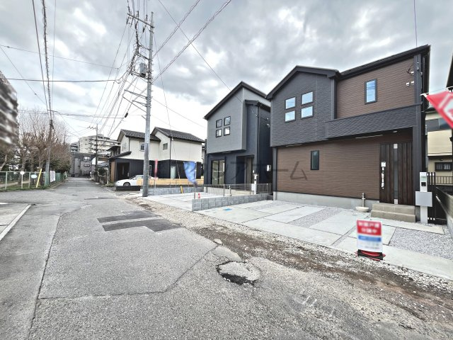 入間市高倉1丁目・全4棟　新築一戸建　2号棟　～駅徒歩10分～の前面道路含む現地写真|前面道路は車通りが少なく、駐車が苦手な方も安心してゆっくり停めることができます。
