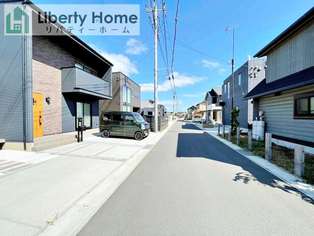 土浦市西根南2丁目　中古戸建の前面道路含む現地写真