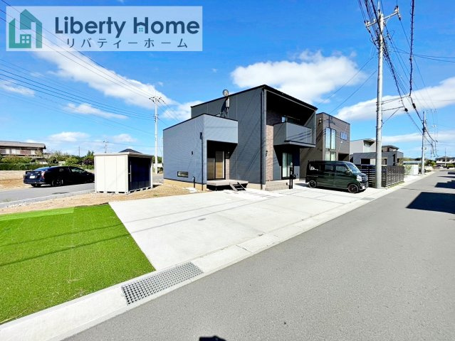 土浦市西根南2丁目　中古戸建の前面道路含む現地写真