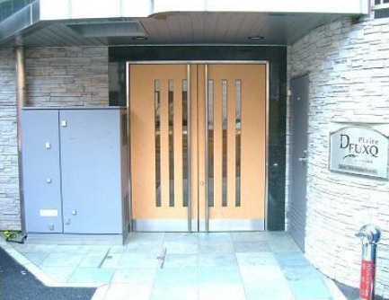 プレール・ドゥーク笹塚のエントランス