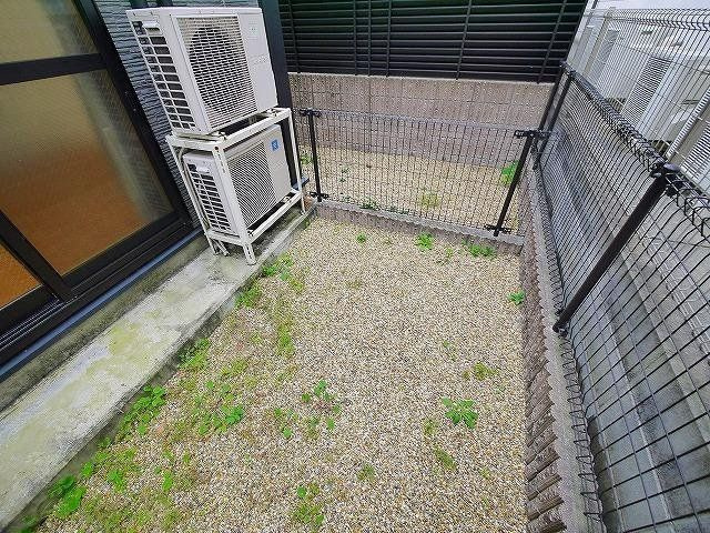 レオパレス南阪手の庭|簡単な家庭菜園も楽しめるお庭です