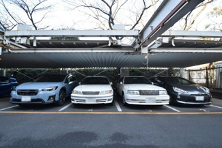 【駐車場】 | マンションの駐車場スペース。空きの有無や駐車料金、サイズ規定などについては、改めてお問い合わせください。～即日のご見学可能～　お問合せはお気軽にどうぞ。