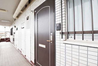 【その他共用部分】 | 皆様をお迎えする、お部屋の玄関ドア。開けやすさや開放角度、ドアノブの操作しやすさや鍵の形状などを、現地で一度ご確認ください。～即日のご見学可能～　お問合せはお気軽にどうぞ。