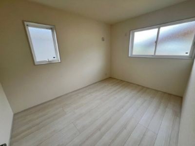 【洋室】 | 盛岡市門１丁目11-23 | 白い壁の部屋は、明るく開放的な雰囲気をつくり広く感じられるのが魅力です