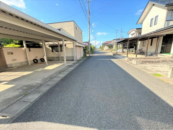 東村山郡山辺町近江戸建の前面道路含む現地写真|前面道路は幅員６ｍの公道になっています。お車の行き来もしやすく冬期間中は町で除雪も入ります。