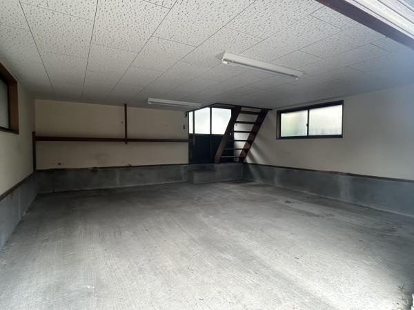 東村山郡山辺町近江戸建の駐車場|【車庫・物置】普通車２台駐車可能です。階段を上がり、２階は物置になっています。