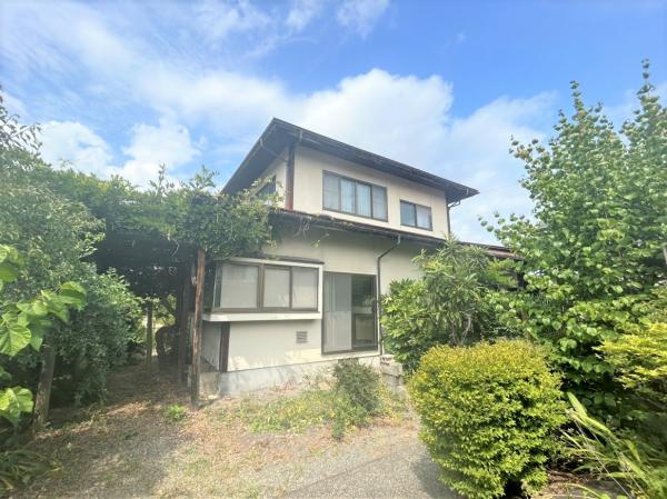 東村山郡山辺町近江戸建の外観|【リフォーム中】庭木は一部伐採予定です。高さのある木を切ることで今よりも風通しや日当たりが良くなります。