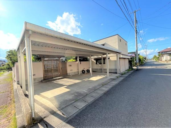 東村山郡山辺町近江戸建の駐車場|【駐車場】カーポートと車庫付きの住宅です。並列5台駐車ができます。