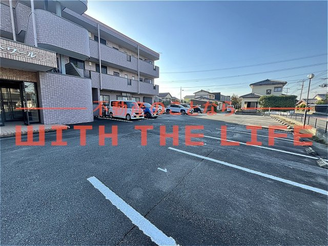 ヴィクトワール【キャッシュバック対象物件】の駐車場|車をお持ちの方に嬉しい駐車場付きの物件です