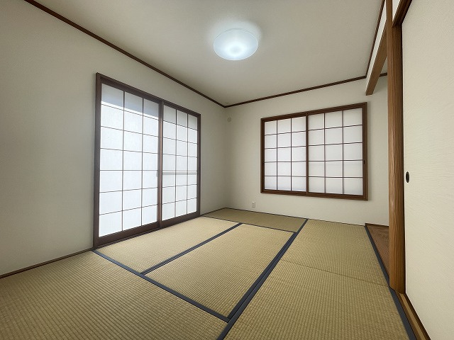 【和室】 | 筑紫野市美しが丘南４丁目 戸建て | 6帖の和室は床の間もある本格派。
くつろぎのスペースとしても、客間としても活躍しそうです◎
