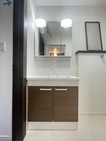 【独立洗面台】 | 筑紫野市美しが丘南４丁目 戸建て | 洗面所は３面鏡で鏡の裏まで収納がありますので、物が沢山入ります。