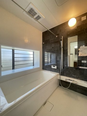 【浴室】 | 筑紫野市美しが丘南４丁目 戸建て | 戸建てならではのゆったりしたバスルーム 大きな窓と、さらに浴室乾燥機もついているのでカビしらずで清潔な状態をキープ