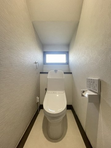 【トイレ】 | 筑紫野市美しが丘南４丁目 戸建て | いつも綺麗に清潔に！ウォッシュレット付きトイレです♪もちろん窓も付いてるので空気の入れ替えも楽にできます。