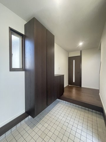 【玄関】 | 筑紫野市美しが丘南４丁目 戸建て | 玄関収納は家族分の靴が収まる十分な収納力です。