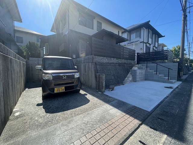 【駐車場】 | 筑紫野市美しが丘南４丁目 戸建て | 駐車場は増設したので2台駐車可能です！