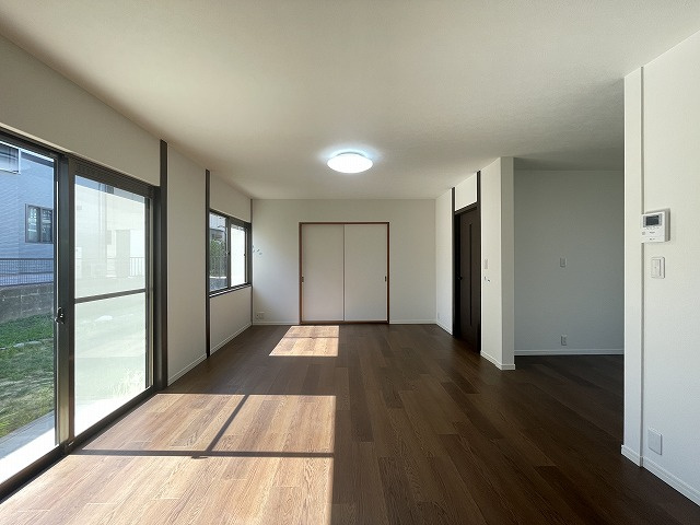 【居間・リビング】 | 筑紫野市美しが丘南４丁目 戸建て | リビングと面した和室は目が届きやすく、お子様のプレイルームや寝室としてもOK！
引戸で開放しているとリビングにいるご家族を身近に感じることが出来ます