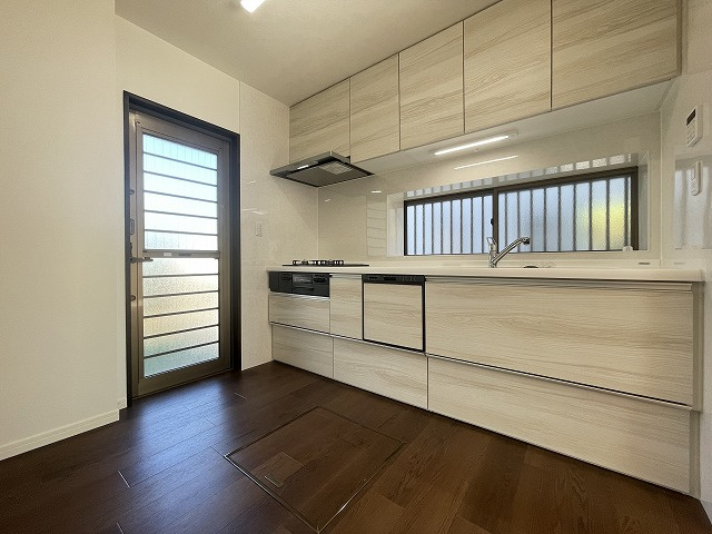 【キッチン】 | 筑紫野市美しが丘南４丁目 戸建て | 日差しの取り込み窓で明るさが確保されたプライベートキッチンです♪