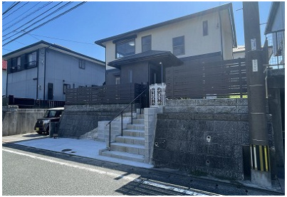 【外観】 | 筑紫野市美しが丘南４丁目 戸建て | 内外装リフォーム済みで気持ちよく新生活を始められます♪ 2台分の駐車スペースがあり、前面道路は広々としているので、バックでの駐車もしやすいです。学校が近く、徒歩圏内に商業施設が充実している好立地です