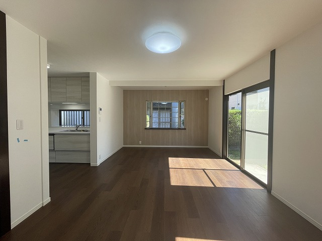 【居間・リビング】 | 筑紫野市美しが丘南４丁目 戸建て | 大きな窓のあるLDKは明るさたっぷり。食事のときも、くつろぎの時間も楽しい家族の時間をすごせそうです♪