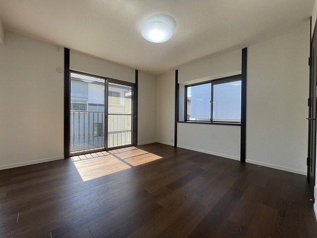 【洋室】 | 筑紫野市美しが丘南４丁目 戸建て | 9帖の洋室には、クローゼットとウォークインクローゼットどちらも備わっています。
